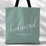 Bolsa Tote Dusty Teal Bridesmaid - Script Moderno<br><div class="desc">Mostre seu apreço à sua festa noiva com esta na moda empoeirada madrinha de chá. Apresentando um roteiro moderno e personalizável com o nome de sua dama de honra, este saco de tote é prático e elegante. A cor suave e o design chic tornam-no perfeito para o essencial do dia...</div>