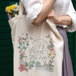 Bolsa Tote É sempre a Alice Vintage do Tea-Time na Terra das<br><div class="desc">Design apresenta uma mistura de nossos próprios florais originais desenhados à mão e trabalho de arte. Restauramos meticulosamente as ilustrações da safra da Alice no País das Maravilhas, desenhando-as manualmente e trazendo-as à vida com belas toques de aquarela e adicionando nosso próprio toque pessoal. Os emparelhamentos de texto elegantes e...</div>
