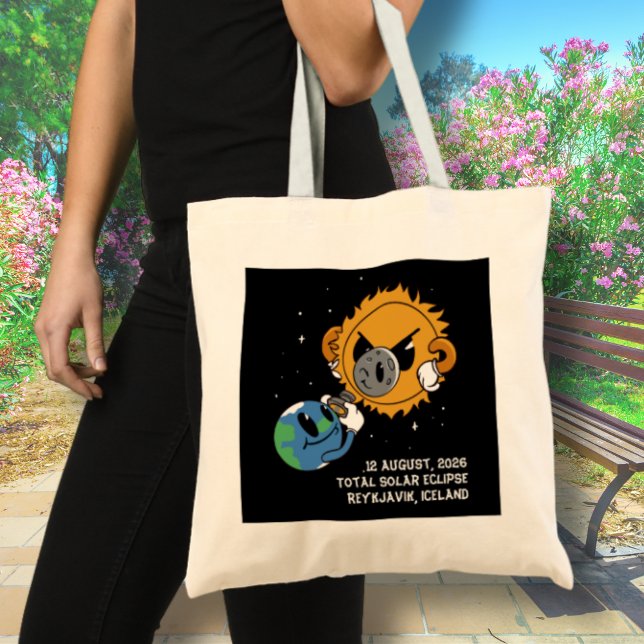 Bolsa Tote Eclipse Total do Sol 2026 Islândia Fotobomba (Change city, or other text, to personalize. Matching items available)