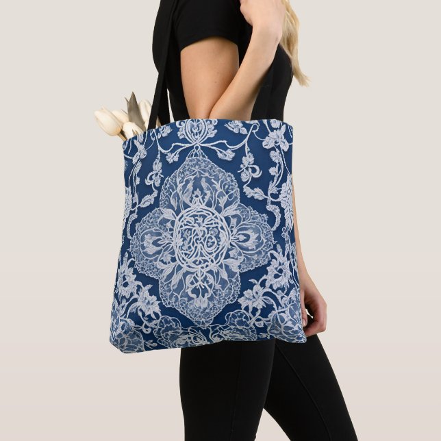 Bolsa Tote Efeito Lace Elegante Floral em Azul e Branco (Close Up)