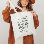 Bolsa Tote Ela está fora do mercado e desenha a mão branca<br><div class="desc">A suíte "Ela está fora do mercado e a mão branca desenhada" é uma coleção divertida e moderna com uma estética desenhada à mão. Apresentando ilustrações em negrito, preto-e-branco de queijo, flores e uva, essa coleção exude charme e humor enquanto mantém um ar de sofisticação. A borda redimensionada enquadra os...</div>