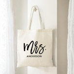 Bolsa Tote Ela Própria Personalizada<br><div class="desc">Dê-lhe a sua própria bolsa de tote personalizada com uma grande tipografia química "Sra." e o seu sobrenome. Também está disponível um bolsa correspondente para o Sr.. Estes fazem presentes de excelente para familiares, colegas, professores, amigos e muito mais.</div>