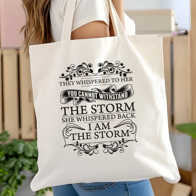 Bolsa Tote Ela Sussurrou de Volta Eu Sou a Tempestade (Criador carregado)