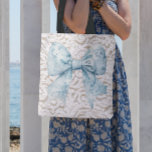Bolsa Tote Elegante arco azul de rendas brancas<br><div class="desc">Estes bolsas elegantes são perfeitos para o seu estilo de vida elegante! Com um padrão branco chic e decal azul de arco,  estas bolsas podem ser levadas para mercados de fazendeiros sem fim,  rolando pelas ruas de férias ou sentando ao lado da praia.</div>