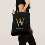 Bolsa Tote Elegante Black Dourado Girly Script Monograma<br><div class="desc">Simples Elegante Moderno Negra e Monograma Dourado Nome Inicial Script de Assinatura Personalizado Tote Bag. Este design com seu primeiro nome em uma tipografia de fontes (ou caligrafia) com estilo simples, escrito à mão bonito, com o nome inicial e familiar do monograma ou o nome do cheio em ouro e...</div>