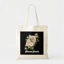 Elegante buquê floral branco com folhas verdes