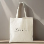 Bolsa Tote Elegante Caligrafia Nome de Dama de Honra<br><div class="desc">Adicione um toque de graça atemporal ao seu dia de casamento com a Bolsa Elegante Caligrafia Dama de Honra. Este design apresenta uma escrita sofisticada e fluida que captura o romantismo de um casamento tradicional de gala. Perfeito como um presente de agradecimento para o seu grupo de damas de honra...</div>