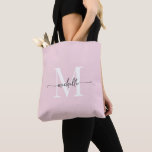 Bolsa Tote Elegante Cor-de-rosa-rosa Girly Personalizado Mono<br><div class="desc">Simples, Girly Moderna, Escamoteada Rosa Elegante, Monograma Elegante, Nome Inicial Script de Assinatura Personalizado Tote Bag. Este design com seu primeiro nome em uma tipografia de fontes (ou caligrafia) com estilo simples, escrito à mão, com monograma inicial em branco e cinza em fundo rosa-claro ou rosa-claro para bebês. presente feminina...</div>