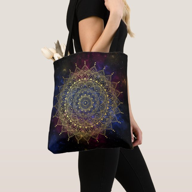 Bolsa Tote Elegante Dourado na Nebulosa Escura Floral Henna M (Close Up)
