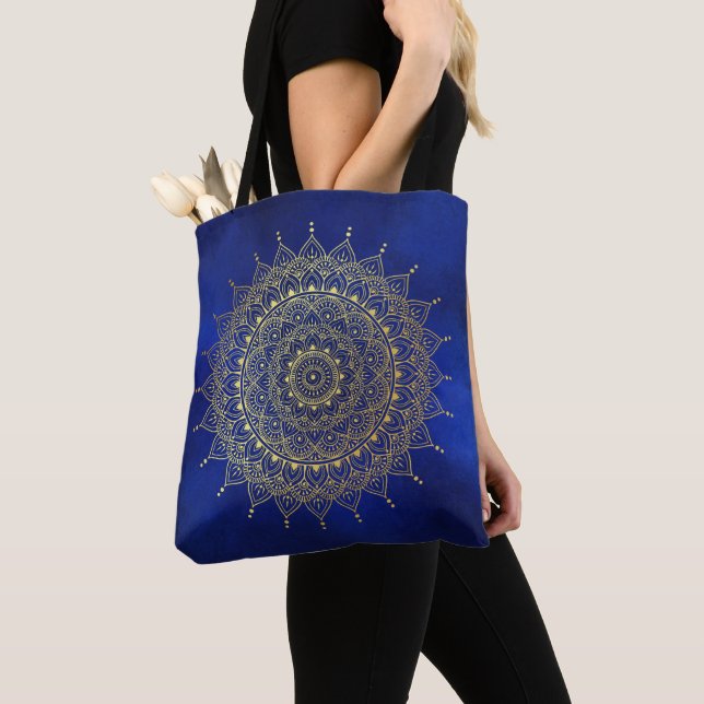Bolsa Tote Elegante Dourado no Floral Azul Profundo Henna Man (Close Up)
