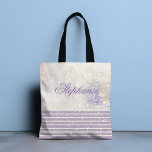 Bolsa Tote Elegante Girly Chic Sparkle Personalizado<br><div class="desc">Este design chic apresenta uma maravilha cintilante elegante com lavanda e faixa branca na base. Personalizado com seu nome editando o texto na caixa de texto fornecido #moda #moda #moda #moda #na moda #bolsa #totebags #bolsas #presentes #presente #giftsforher #personalizado #presentes #acessórios</div>