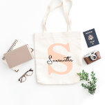 Bolsa Tote Elegante Moderno Monograma Inicial Rosa Personaliz<br><div class="desc">Confira essas bolsas tote perfeitas para sua festa de noivado, convidadas da festa de despedida de solteira, aniversário ou presentes para os convidados da festa de casamento. Uma bolsa tote personalizada moderna e elegante é sofisticada e chic para complementar seu casamento ou qualquer ocasião especial. Elas podem ser personalizadas com...</div>