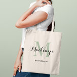 Bolsa Tote Elegante Monograma Verde Sage das Damas de Honra<br><div class="desc">Fresco e orgânico, este elegante tote apresenta um monograma inicial verde sage com um nome personalizado em roteiro fluído e o papel da festa de casamento abaixo. Um belo design de monograma em um verde suave e natural que combina perfeitamente com temas de casamento de jardim, folhagens e botânicos. Nome,...</div>