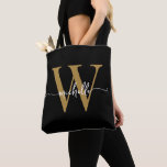 Bolsa Tote Elegante negro Dourado, personalizado, monograma<br><div class="desc">Negra Elegante Simples e Dourada Monograma, Nome Inicial Script de Assinatura Personalizado Tote Bag. Este design com seu primeiro nome em um estilo bonito, escrito à mão, estilo swash tail typografia (ou caligrafia) com monograma inicial em ouro e branco em preto. presente feminina excelente para aniversário, casamento, Natal, chá de...</div>
