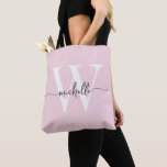 Bolsa Tote Elegante Rosa Bege Feminino Personalizado Monogram<br><div class="desc">Bolsa Tote Personalizada Feminina Moderna Simples Rosa Bege Elegante Monograma Inicial Nome Assinatura Script. Este design apresenta seu primeiro nome em uma linda tipografia de letra manuscrita com cauda swash (ou caligrafia) com monograma inicial em branco e cinza sobre fundo rosa bege ou rosa bebê claro. Ótimo presente feminino para...</div>