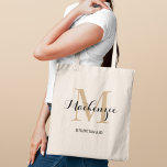 Bolsa Tote Elegante Tan Preto Casamento Personalizado Nome da<br><div class="desc">Elegante bolsa de casamento personalizada apresenta um design de tipografia monograma personalizado com nome em letra de caligrafia moderna e inicial monograma serifa em cores neutras bege claro marrom e preto. Inclui texto personalizado para um título de grupo como "DAMA DE HONRA" ou outra palavra preferida.</div>