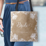 Bolsa Tote Elegante Vintage White Outline Floral Bridal<br><div class="desc">Elegante Vintage White Outline Floral Bridal Tote Bag. Carregar todas as suas necessidades neste belo design floral branco desenhado sobre um fundo castanho-rústico macio. Fácil de editar se desejar com nome ou outro texto. Faz um presente de excelente para a noiva, as damas de honra ou qualquer um na sua...</div>