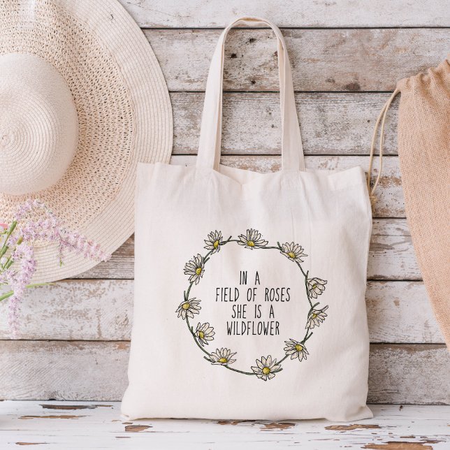 Bolsa Tote Em um campo de Rosas, ela é uma flor selvagem (Criador carregado)