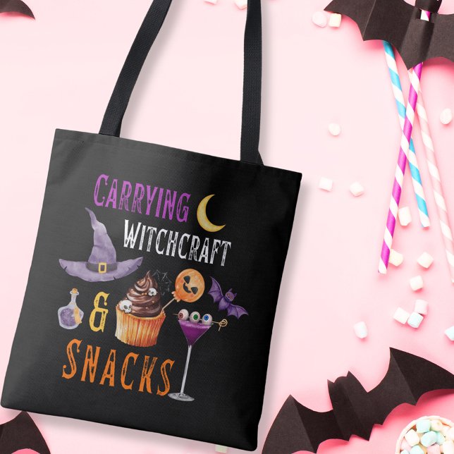 Bolsa Tote Embalagem de Dia de as Bruxas engraçado de Witchcr (Carrying Witchcraft and Snacks Halloween Tote Bag)