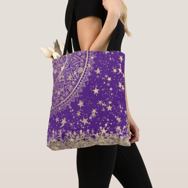 Bolsa Tote Encantando Mandala com Douradas Estrelas em Roxo (Close Up)