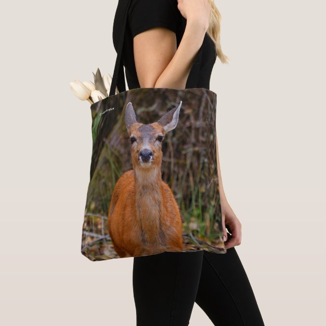 Bolsa Tote Engraçado jovem Blacktail Deer sorri para o fotógr (Close Up)