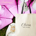 Bolsa Tote Entourage da noiva, nome personalizado, roteiro, c<br><div class="desc">Apresentando nossa "Entourage da Noiva" personalizada Tote Bag - a combinação perfeita de estilo, praticidade e apreciação sincera. Projetada com amor e elegância, esta mochila moderna mostra o nome de Bridesmaid em uma bela fonte de script e pode ser personalizada com o nome de sua base, fazer-a como uma única...</div>