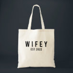 Bolsa Tote Esposinha Est 2022 Noiva a Ser Despedida de Soltei<br><div class="desc">Crie sua própria bolsa de mão barata no Zazzle! Use a ferramenta de design para carregar sua própria arte, design ou fotos para fazer uma bolsa de mão barata única. Você também pode adicionar texto usando ótimas fontes e visualizar seu design. Esta bolsa de mão barata e fácil de personalizar...</div>