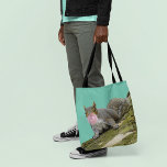 Bolsa Tote Esquilo soprando uma bolha de Bublegum<br><div class="desc">Bolsa as suas coisas em estilo com esta bolsa de tote fofa e peculiar. Ele mostra uma foto de um esquilo de cinza soprando uma bolha com uma borbulha rosa.</div>
