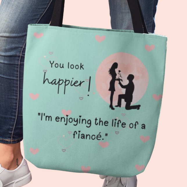 Bolsa Tote Estou gostando da vida de um noivo. (You look happier! "I'm enjoying the life of a fiancé." custom name tote bag)