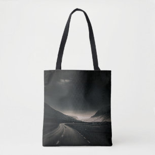 BOLSA TOTE ESTRADA DE ASFALTO PRETO PERTO DA MONTANHA DURANTE