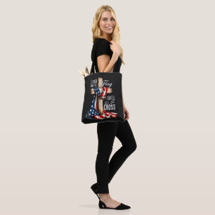 Bolsa Tote Eu Fico De Pé pela Bandeira e Me ajoelho Pela Cruz