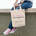 Bolsa Tote Eu não sou sua garota neurotípica costume de agita<br><div class="desc">Eu não sou a tua Neurotípica rapariga é uma citação de orgulho autista fofo. Esta mala engraçada de tote autista apresenta uma legal visão atípica de ser normal ou único ao tocar a palavra típica. Eu sou neurodivergente. Personalize com seu nome.</div>
