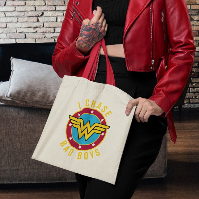 Bolsa Tote Eu Persigo Meninos Maus (Person carrying tote bag)