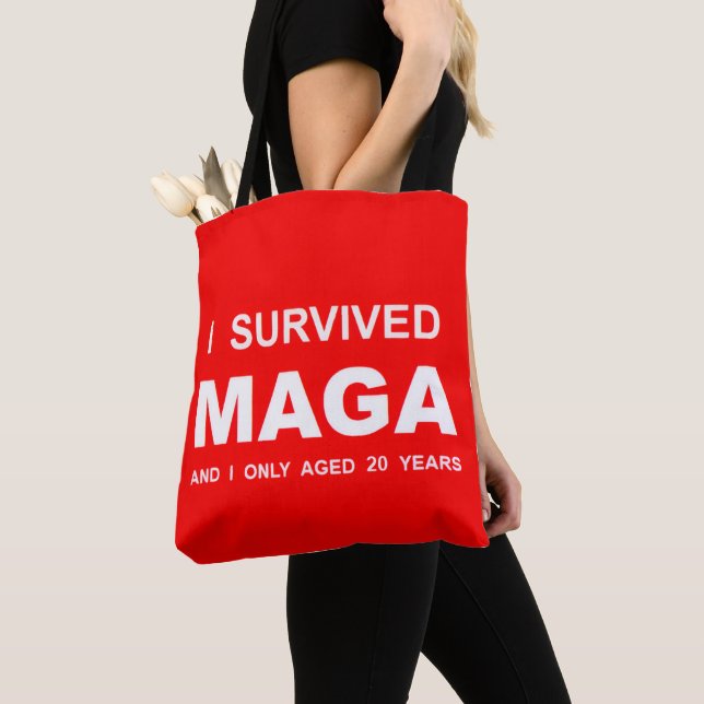 Bolsa Tote Eu Sobrevivi ao MAGA (Close Up)