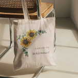 Bolsa Tote Eucalyptus Floral Sunflower Bridesmaid Favor<br><div class="desc">O girassol Eucalyptus deixa uma sacola em ponte com um layout e uma tipografia modernos. Redefina facilmente este objetivo para outros eventos ou festas de casamento especiais,  incluindo a florista,  a madrinha de casamento,  a mãe da noiva e mais</div>