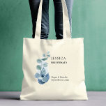 Bolsa Tote Eucalyptus Watercolor Greenery Wedding Bridesmaid<br><div class="desc">Saco de tote personalizado para você personalizar com o nome da sua dama de honra - ou de qualquer pessoa na sua festa de casamento. Você também pode adicionar os nomes da noiva e do noivo e a data do casamento. Esse delicado design tem um sorvete de folhas de eucalipto...</div>