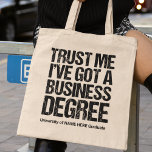 Bolsa Tote Faculdade Personalizada de Graduação da Ensino Fun<br><div class="desc">Confie em mim,  tenho um curso de negócios. Um presente de sacola de humor de graduação para um formando que ganhou um mestre de administração de negócios de uma faculdade ou universidade. Uma citação engraçada de um empresário,  empresário ou empresário.</div>