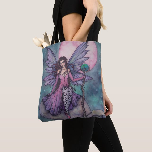 Bolsa Tote Fada Noturna Violeta por Molly Harrison (Close Up)