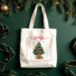 Bolsa Tote Family Retro Farm Fresh Christmas Trees Pink Bow<br><div class="desc">Celebrate your family's holiday traditions with a touch of rustic charm with our personalized family vintage style retro Farm Fresh Christmas Trees tote bag. This delightful piece features our hand-painted watercolor evergreen Christmas tree, nestled in a quaint burlap sack. The artwork is adorned with retro-style script, evoking a timeless, nostalgic...</div>