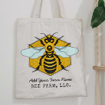 Bolsa Tote Fazenda de Abelhas Honeycomb Apiary Personalizada<br><div class="desc">Esta sacola de tote de abelha de mel tem uma abelha grande sobre um fundo leve e brilhante em favos de mel. A abelha amarela e preta tem asas azuis-brancas que se espalham como se estivesse pronta para voar. O fundo é uma forma bonito de colmeia de colmeia. Use a...</div>