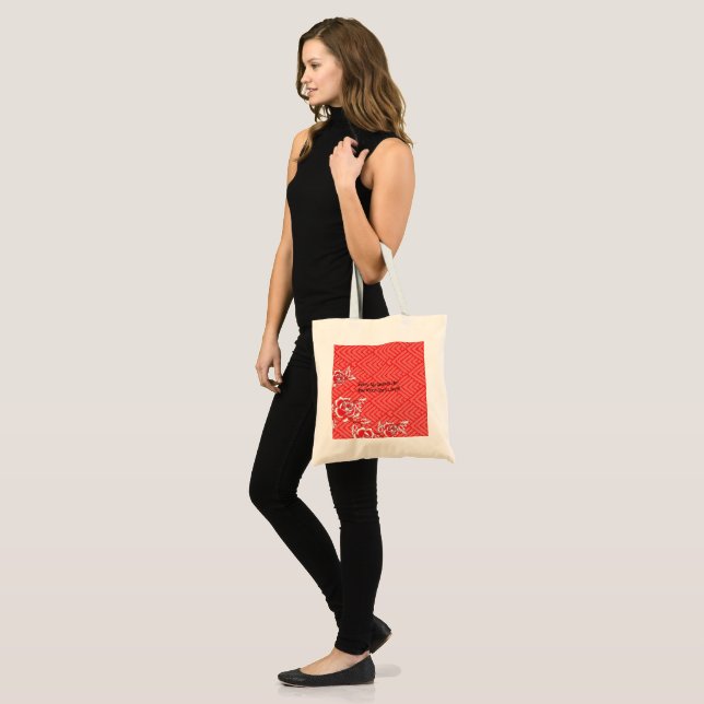 Bolsa Tote Fechamento de um tecido vermelho e preto com padrã (Frente (modelo))