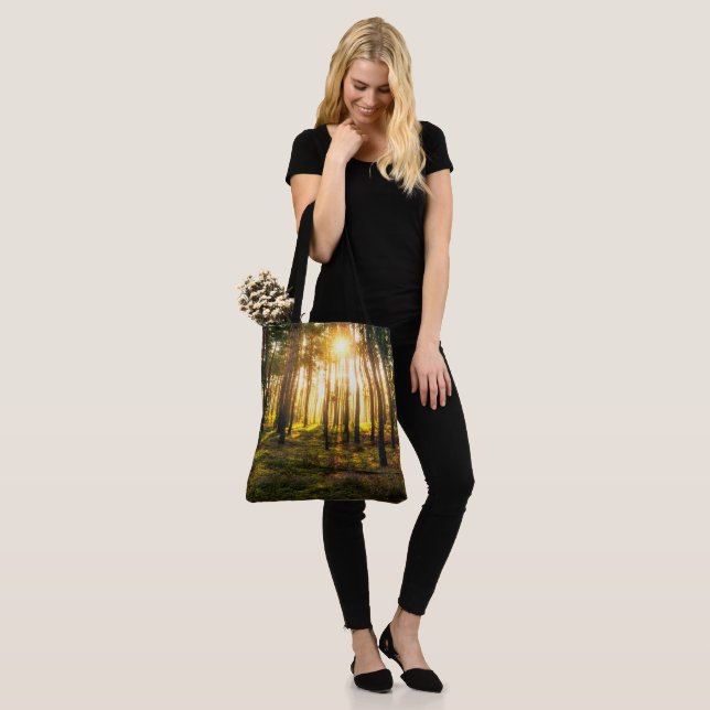 Bolsa Tote Feixes do Sol brilham na floresta de pinheiros (No(a) Modelo)