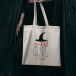 Bolsa Tote Feliz Halloween Personalizado<br><div class="desc">Envie seu pequeno truque ou tratador com este adorável saco de doces personalizados do Halloween,  com "fofo malvado" em preto e laranja tocado por uma ilustração de chapéu de bruxa negra. Personalize com um nome em letras laranja modernas.</div>