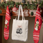 Bolsa Tote "Feliz Natal Personalizado com Foto<br><div class="desc">"Celebre a temporada com esta Saco de Tote de Natal Personalizado, com sua foto personalizada. Este saco versátil e festivo é perfeito para comprar férias, dar presentes ou usar diariamente. Adicione uma foto especial para torná-la um presente único e pensativo que amigos e familiares apreciarão durante a temporada de festas...</div>