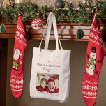 Bolsa Tote "Feliz Natal personalizado com foto e nome<br><div class="desc">"Comemore a temporada de festas com este Saco de Tote de Natal Personalizado, com espaço para uma foto e um nome personalizados. Esta na moda e bolsa prática fazem um maravilhoso presente de Natal para a família, amigos ou qualquer pessoa especial. Seja para comprar feriados, presentes ou itens do dia...</div>