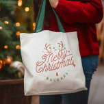 Bolsa Tote Feliz Natal Red Green Reindeer Personalizado<br><div class="desc">Aproveite a alegria da época com esta mala de tote de Natal feliz e personalizável! Este presente encantador para familiares e amigos vem com a opção de adicionar um nome personalizado, fazer-o como um gesto especial extra. A bolsa de tote apresenta um roteiro elegante que soletra "Feliz Natal", adornada com...</div>