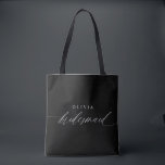 Bolsa Tote Festa de casamento moderna minimalista de Bridesma<br><div class="desc">Elevem a arte de doar com a nossa Bridesmaid Tote Bag Personalizada - uma expressão eterno de apreço e um símbolo de momentos queridos. Criada com simplicidade e elegância, esta bolsa de tote ostenta caligrafia romântica moderna que soletra "Bridesmaid" em belíssima escrita branca, adaptada à perfeição. O preto e o...</div>
