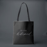 Bolsa Tote Festa de casamento moderna minimalista de Bridesma<br><div class="desc">Elevem a arte de doar com a nossa Bridesmaid Tote Bag Personalizada - uma expressão eterno de apreço e um símbolo de momentos queridos. Criada com simplicidade e elegância, esta bolsa de tote ostenta caligrafia romântica moderna que soletra "Bridesmaid" em belíssima escrita branca, adaptada à perfeição. O preto e o...</div>
