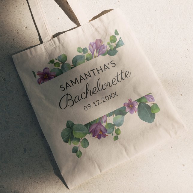 Bolsa Tote Festa de Fim de Semana de Bachelorette de Script P (Eucalyptus Green and Purple Foliage Bachelorette Custom Tote Bag)