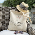 Bolsa Tote Festa de solteira de Vidro rosa<br><div class="desc">Bem-vindos amigos ao seu final de semana de despedida de solteira do país de vinho com essas bolsas de tote personalizadas modernas e chicas. Design apresenta uma ilustração de dois copos de vinho rosa com seu destino abaixo (mostrados com Papais noeis Barbara) em caracteres clássicos de serif. Adicione o(s) seu(s)...</div>